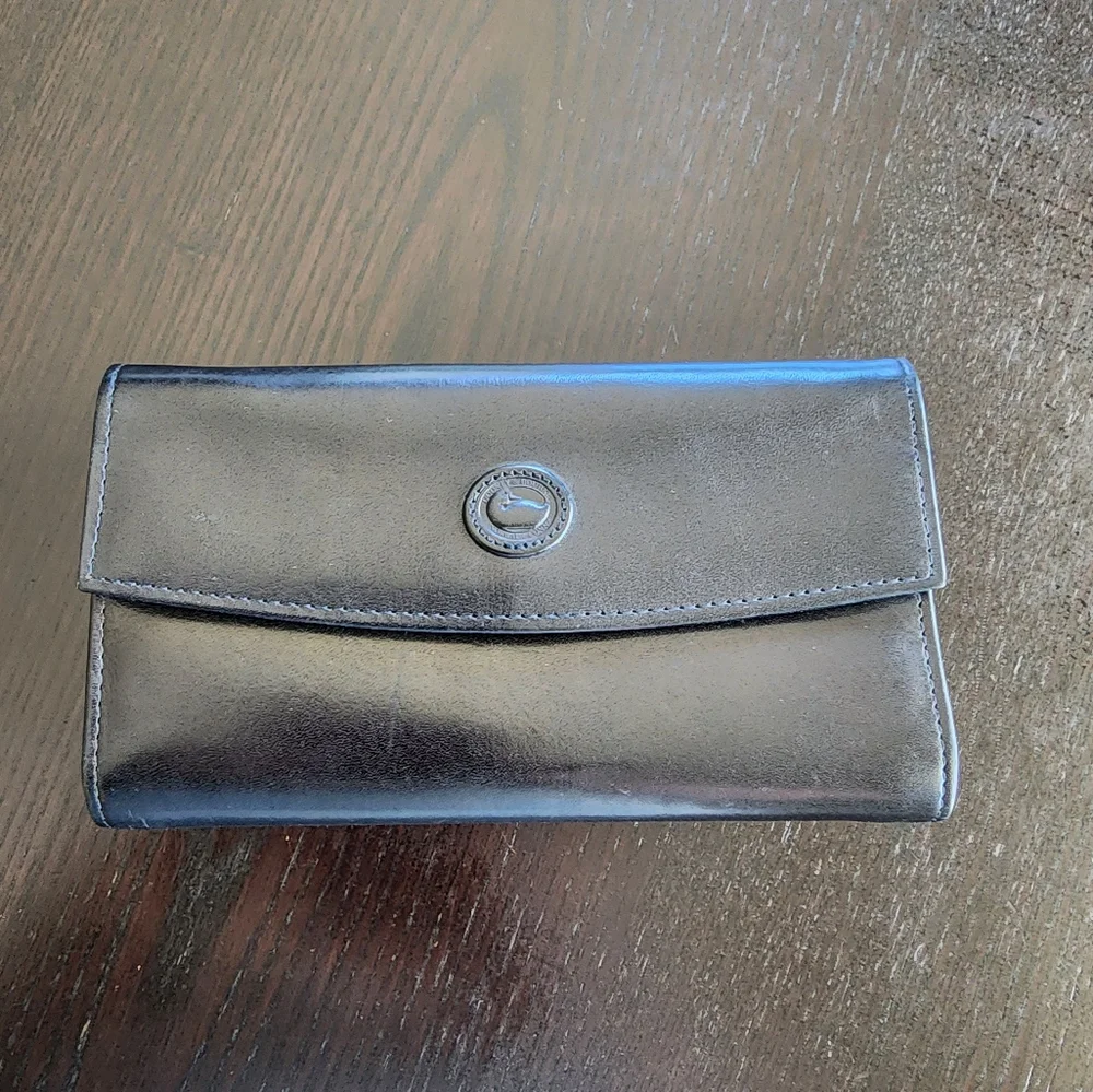 Black Smooth Leather Dooney & Bourke Wallet Elegant Sophisticated Minimalist