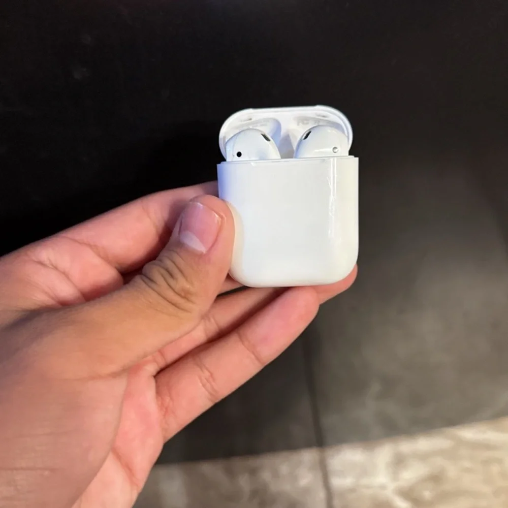Apple White AirPods Wireless Headset with Charging Case