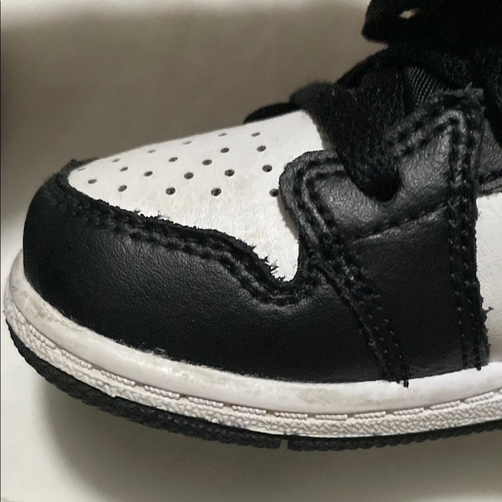 Nike Kids Black and Blue Sneakers size 7C