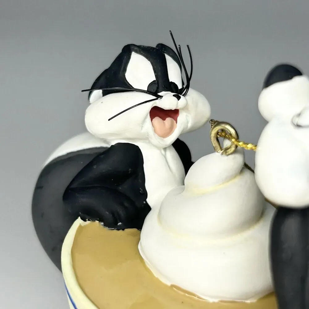 Looney Tunes christmas pew bends