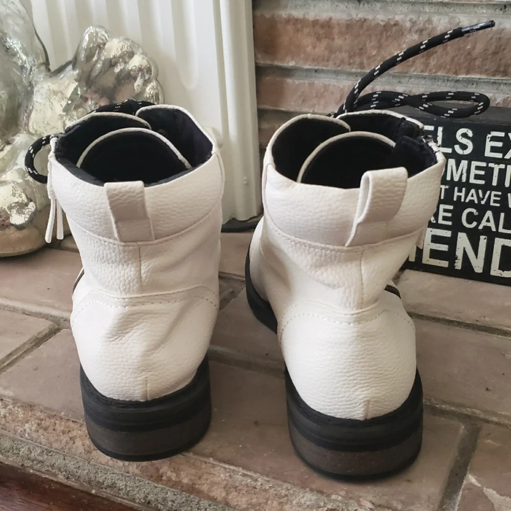 BearTraps AmySue Boots In Cream Size 8.5