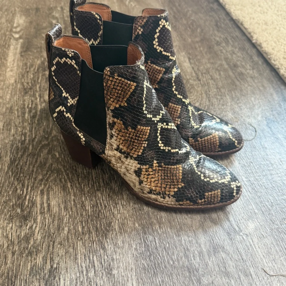 snakeskin patterned