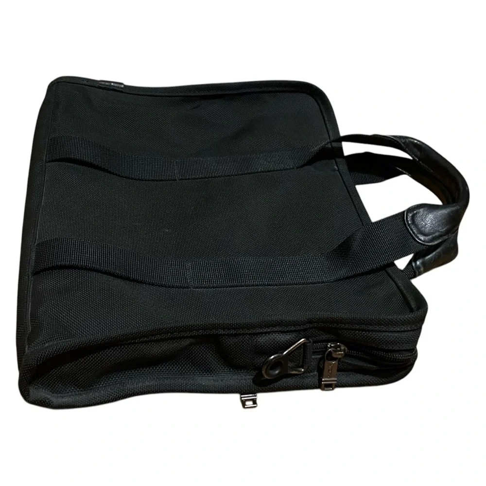 Tumi black business