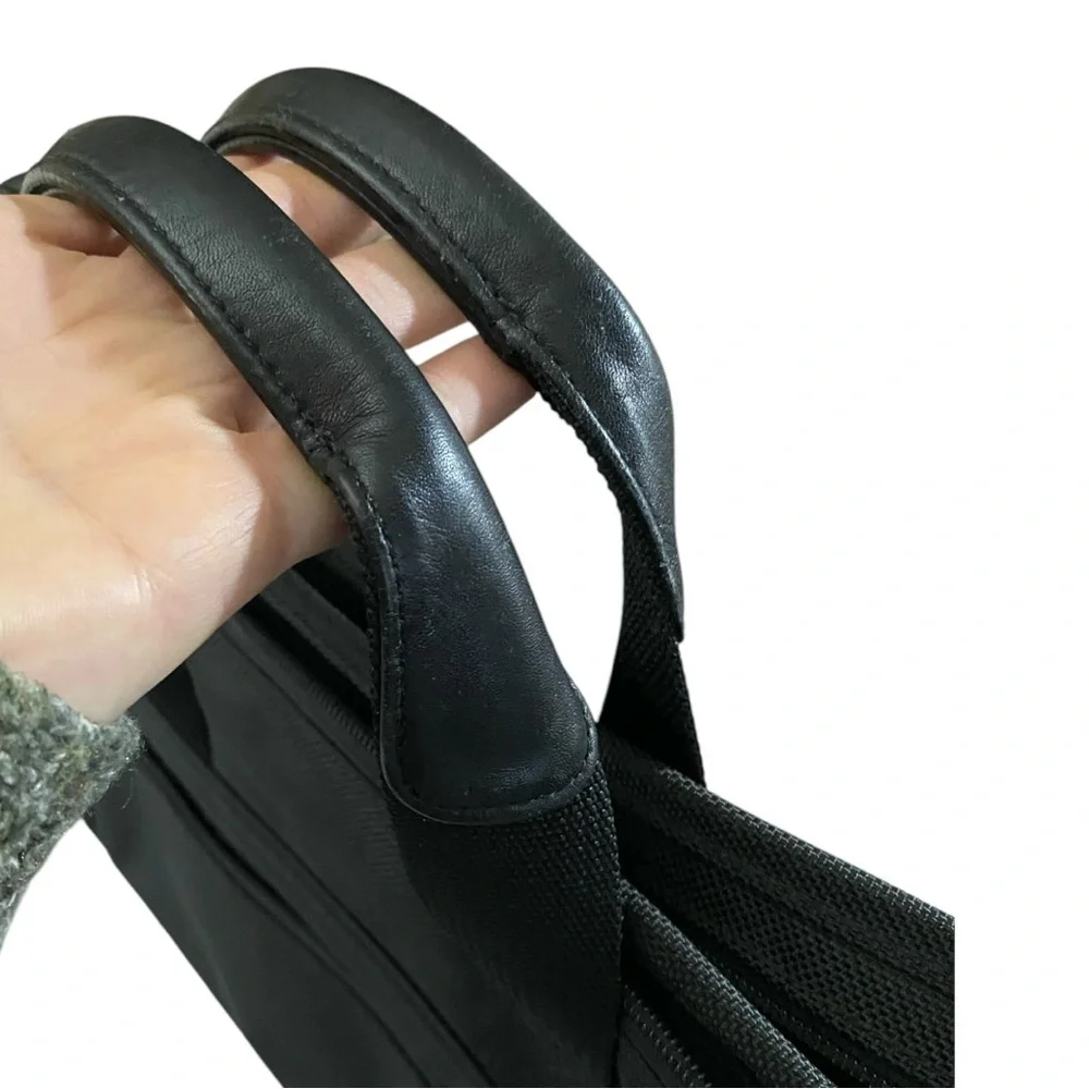 Tumi black business