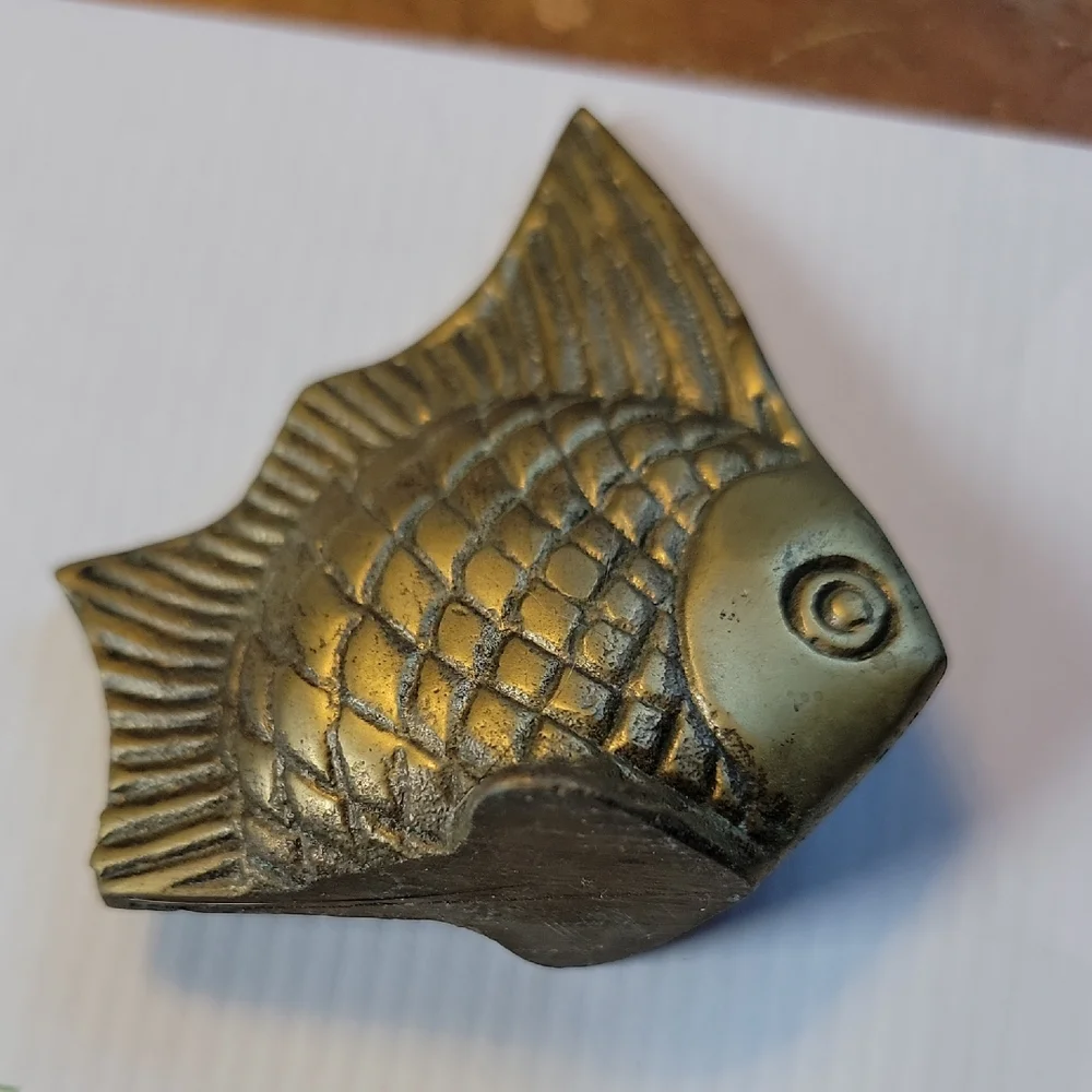 Elegant Gold Fish Decor