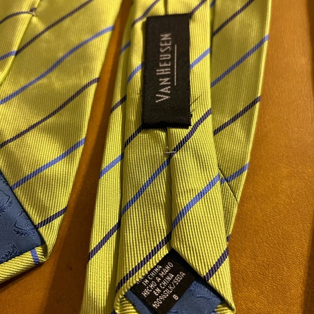 4 Men’s Van Heusen Neck Ties