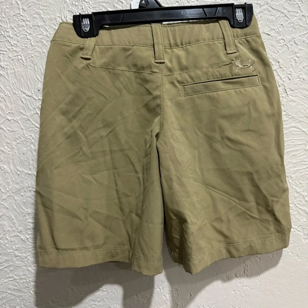 Boys Under Armour XS Youth Extra Small Khaki Loose Fit Shorts