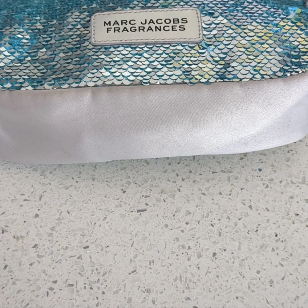 Marc Jacobs shimmering logo silver