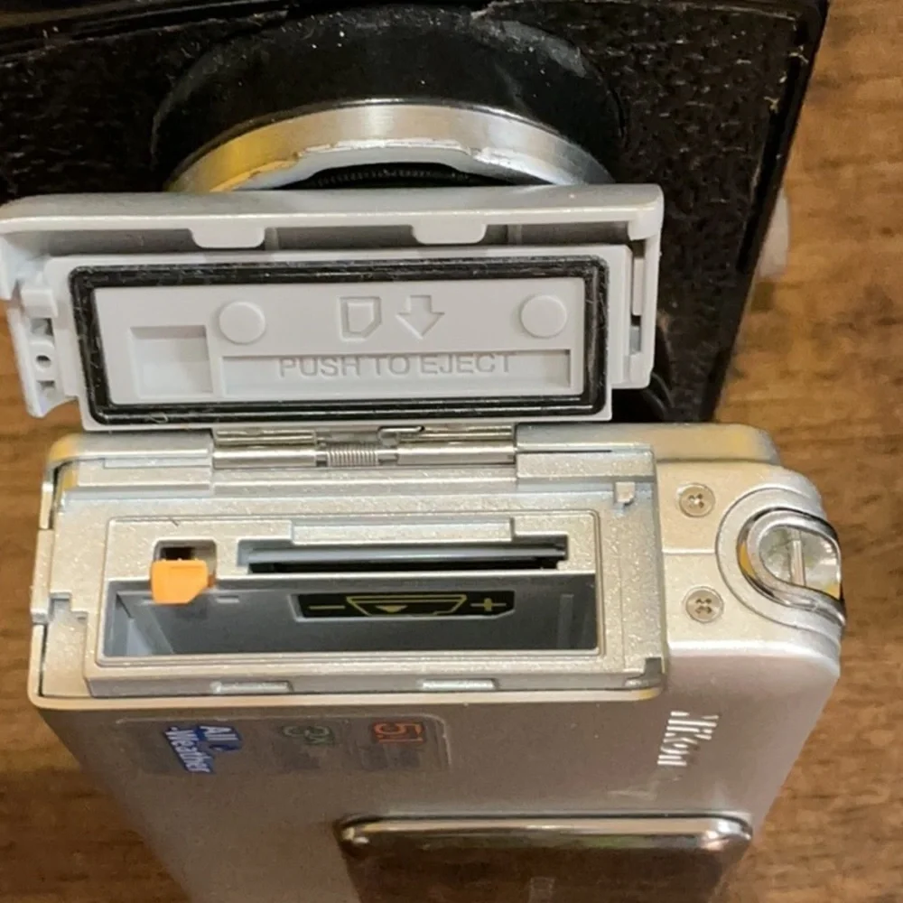 Nikon  Coolpic S2 Digital CameraGreat . Condition. .  5.1   Digital  Japan