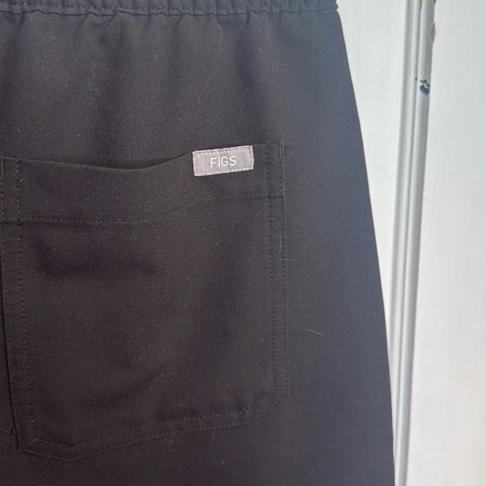 Figs zip meets drawstring