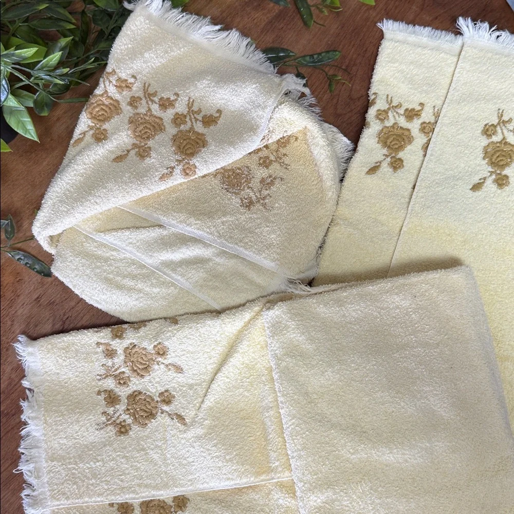 Dundee towels fringed gold