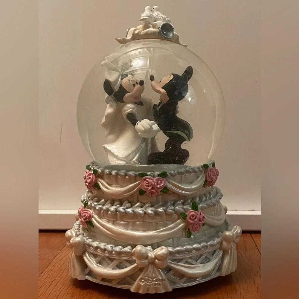 Walt Disney World Snow Globe 