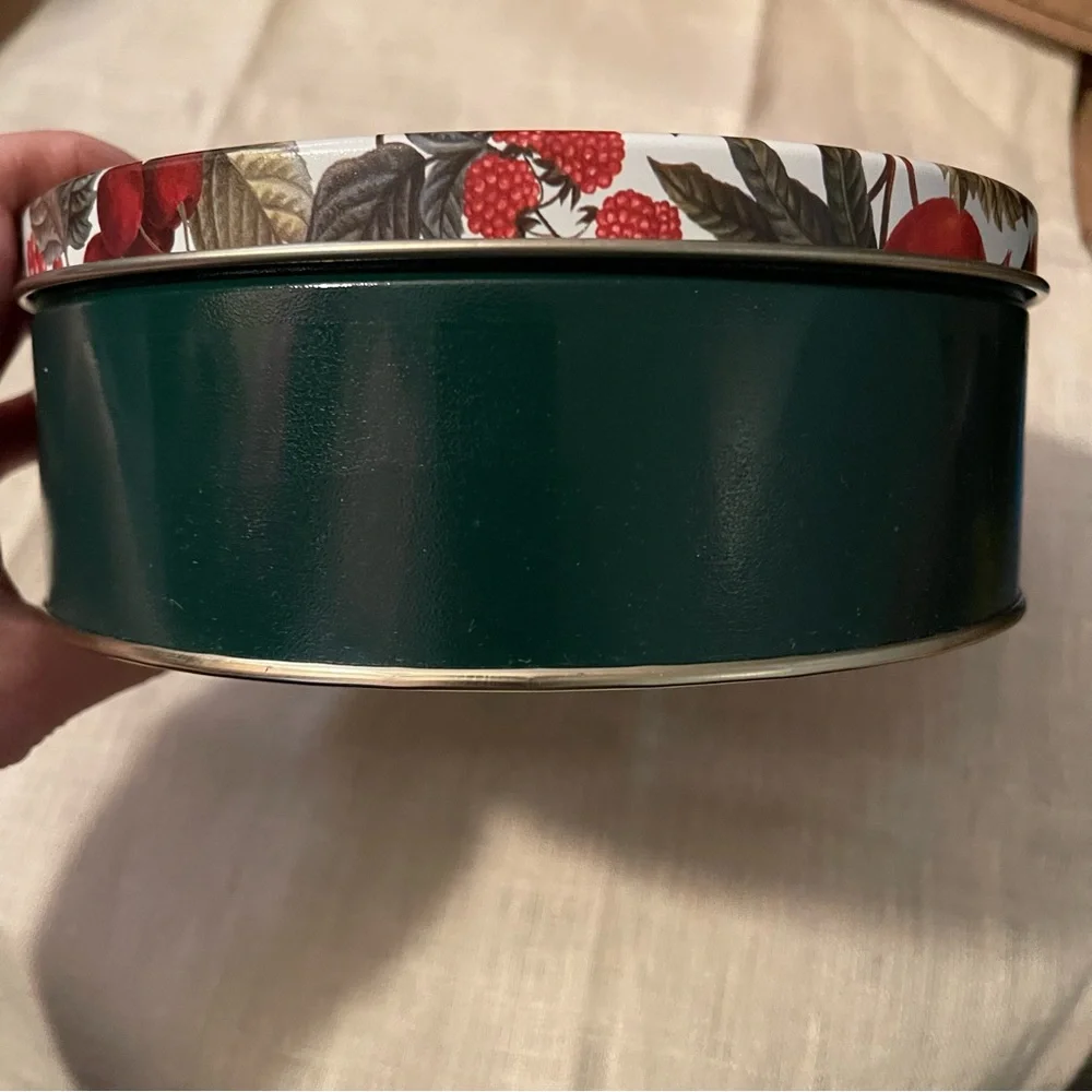 unbranded round tin