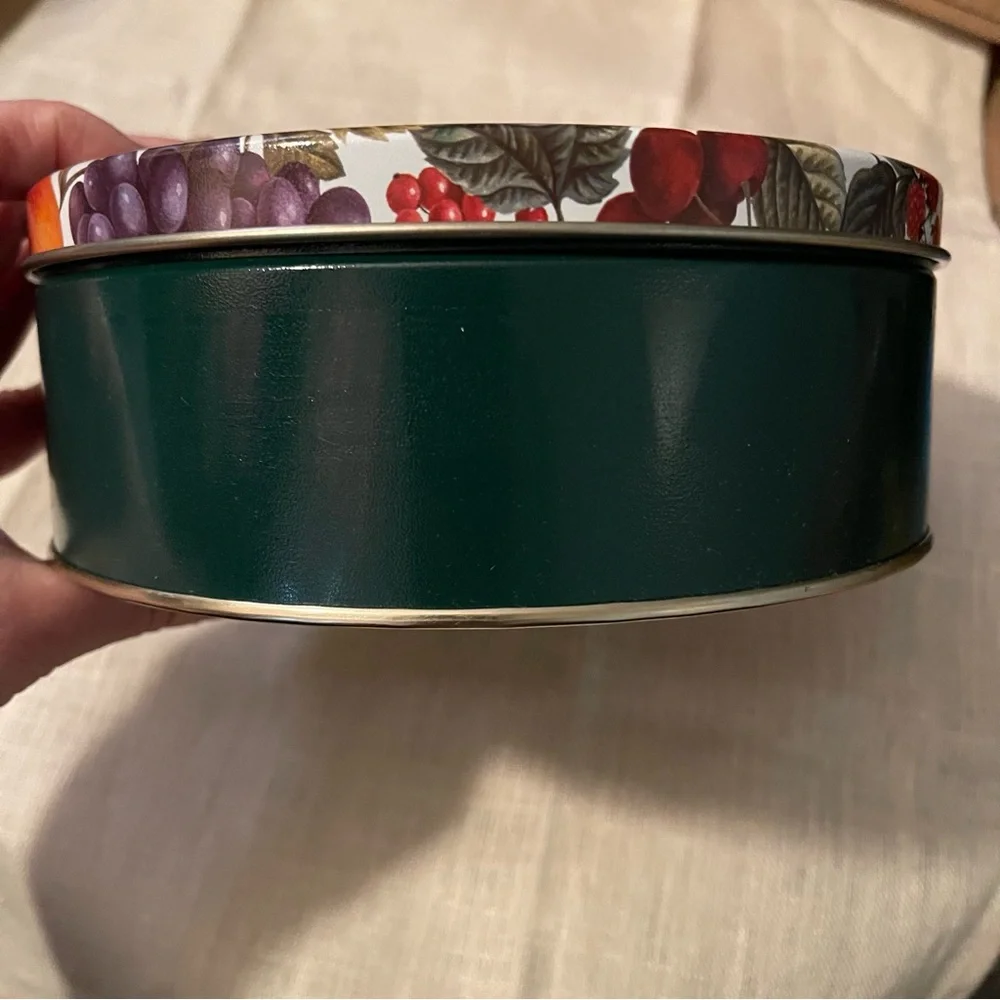 unbranded round tin