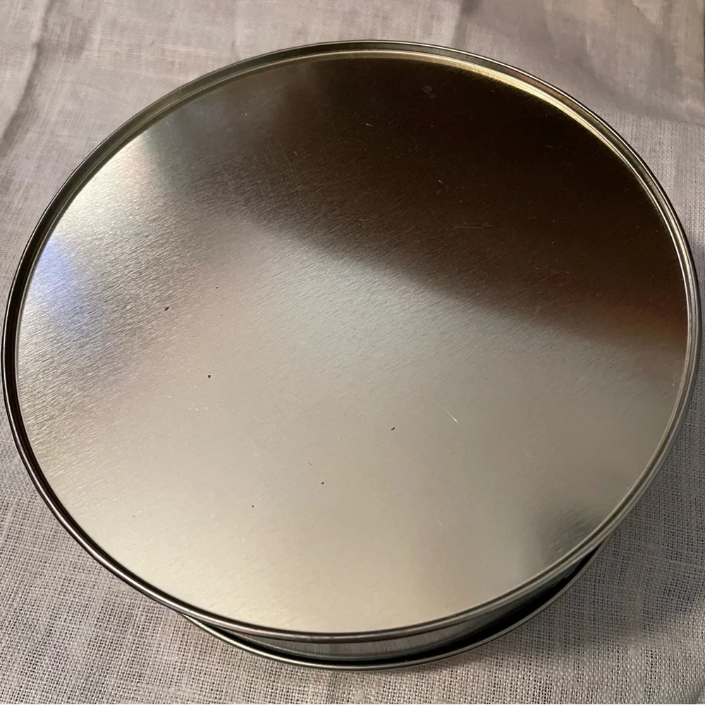 unbranded round tin