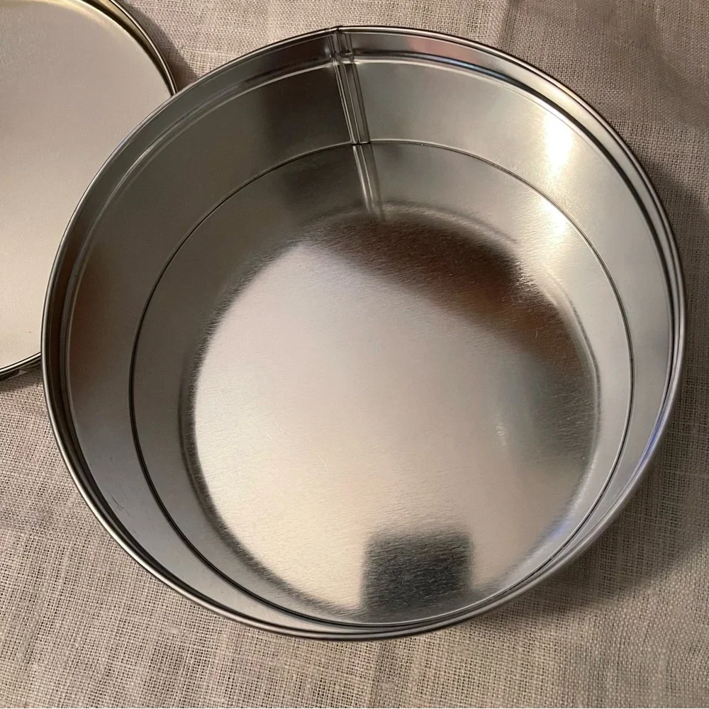unbranded round tin