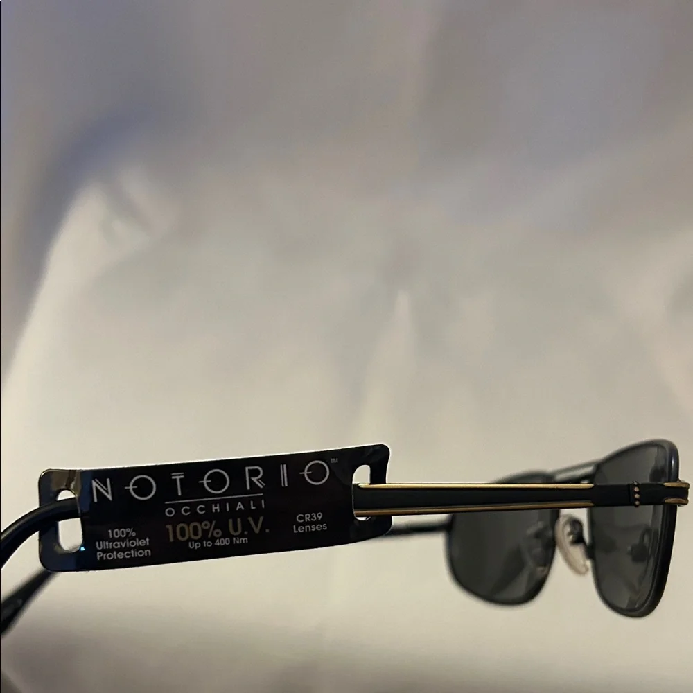 Notorio sleek black