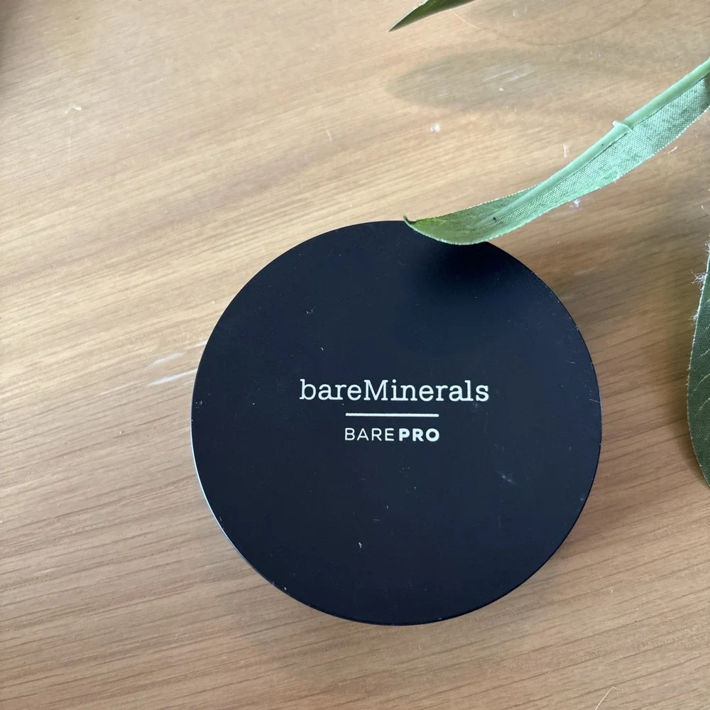 bareMinerals Barepro Performance Wear Powder Foundation Nutmeg 24