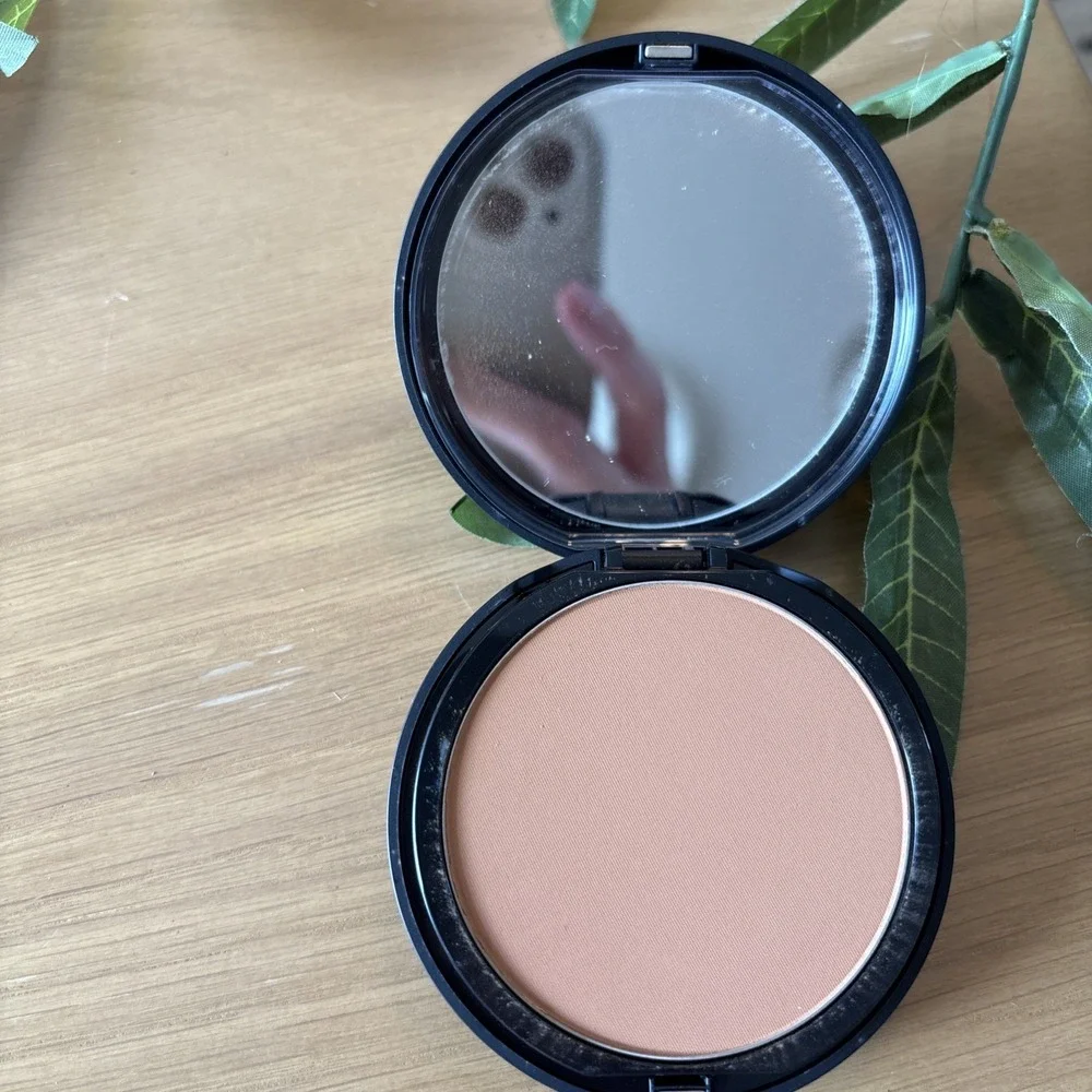 bareMinerals Barepro Performance Wear Powder Foundation Nutmeg 24