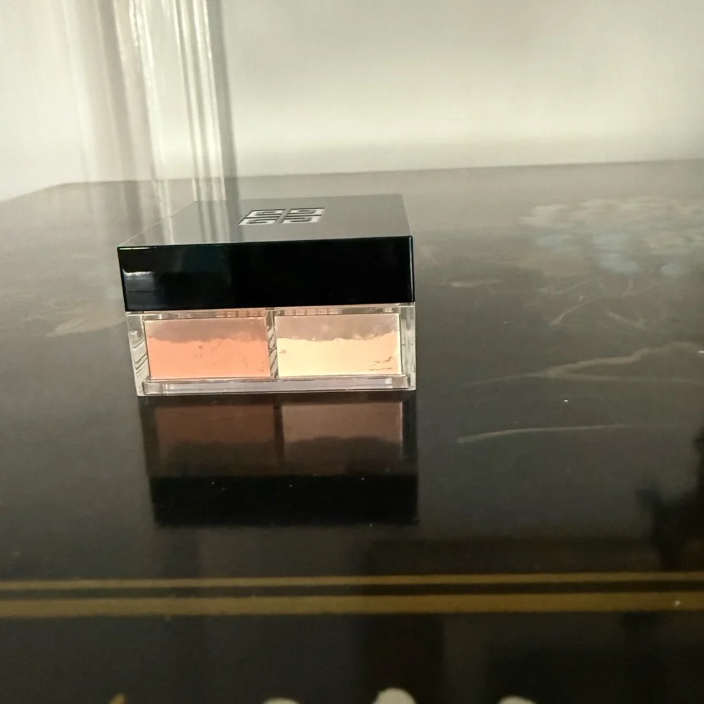 Givenchy Prisme Libre Loose Powder in Black Case