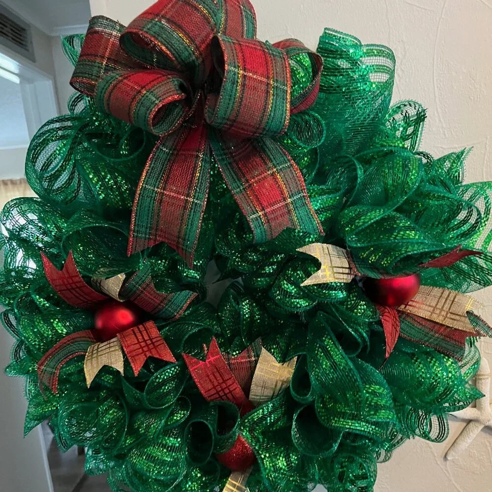 Christmas Ruffle Wreath Green 104
