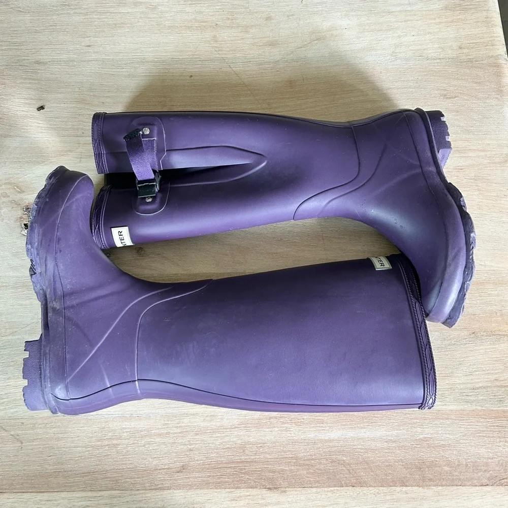 Hunter buckle sole visible