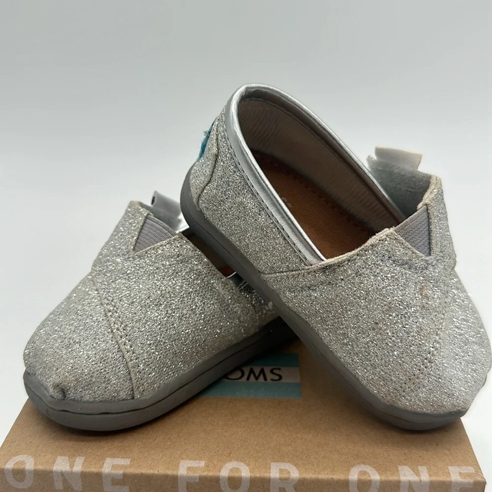 Toms flats size still