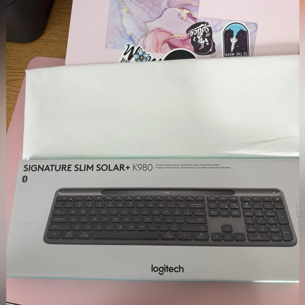 Logitech Signature Slim Solar+ Wireless Bluetooth Keyboard K980