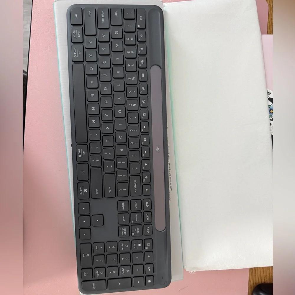 Logitech Signature Slim Solar+ Wireless Bluetooth Keyboard K980