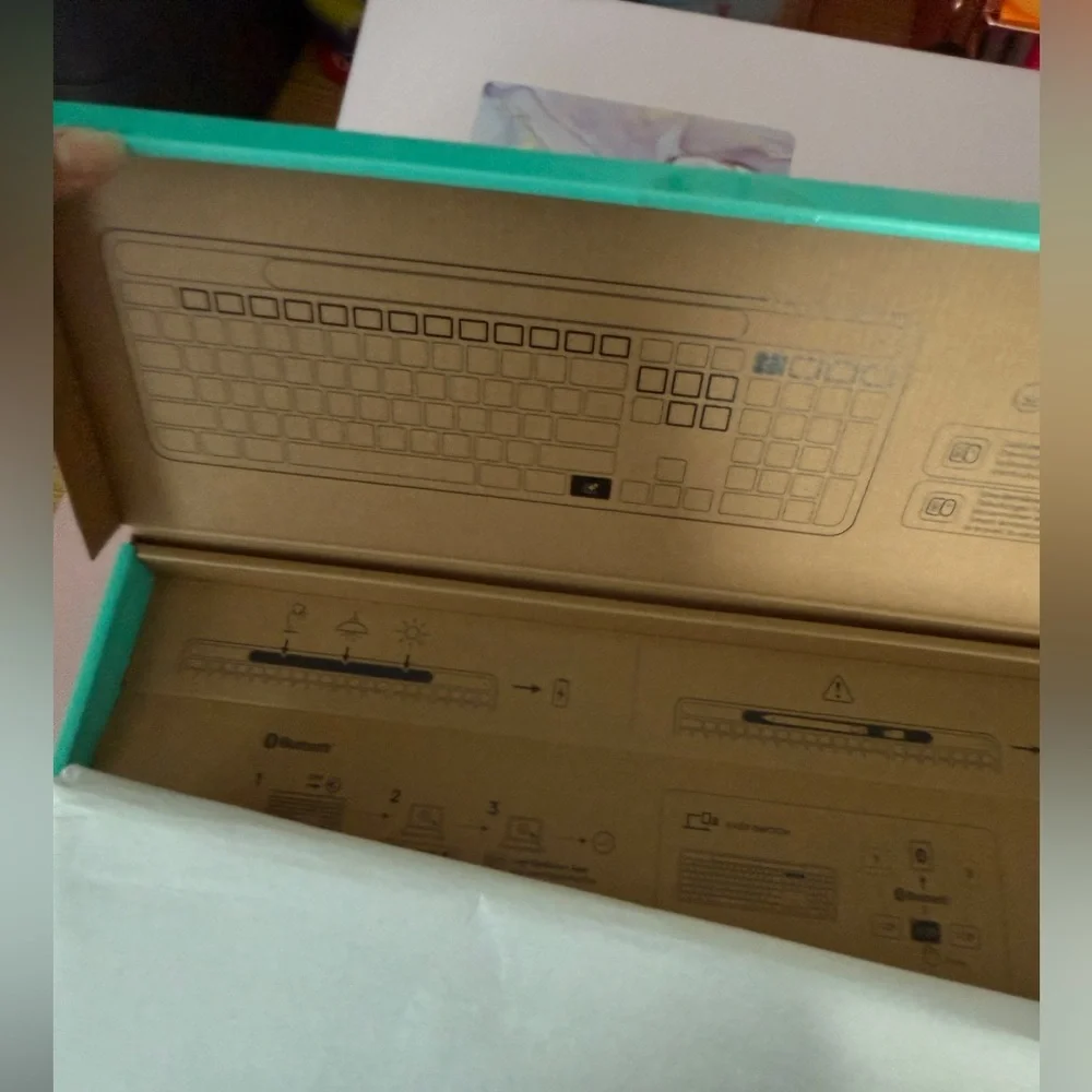 Logitech Signature Slim Solar+ Wireless Bluetooth Keyboard K980
