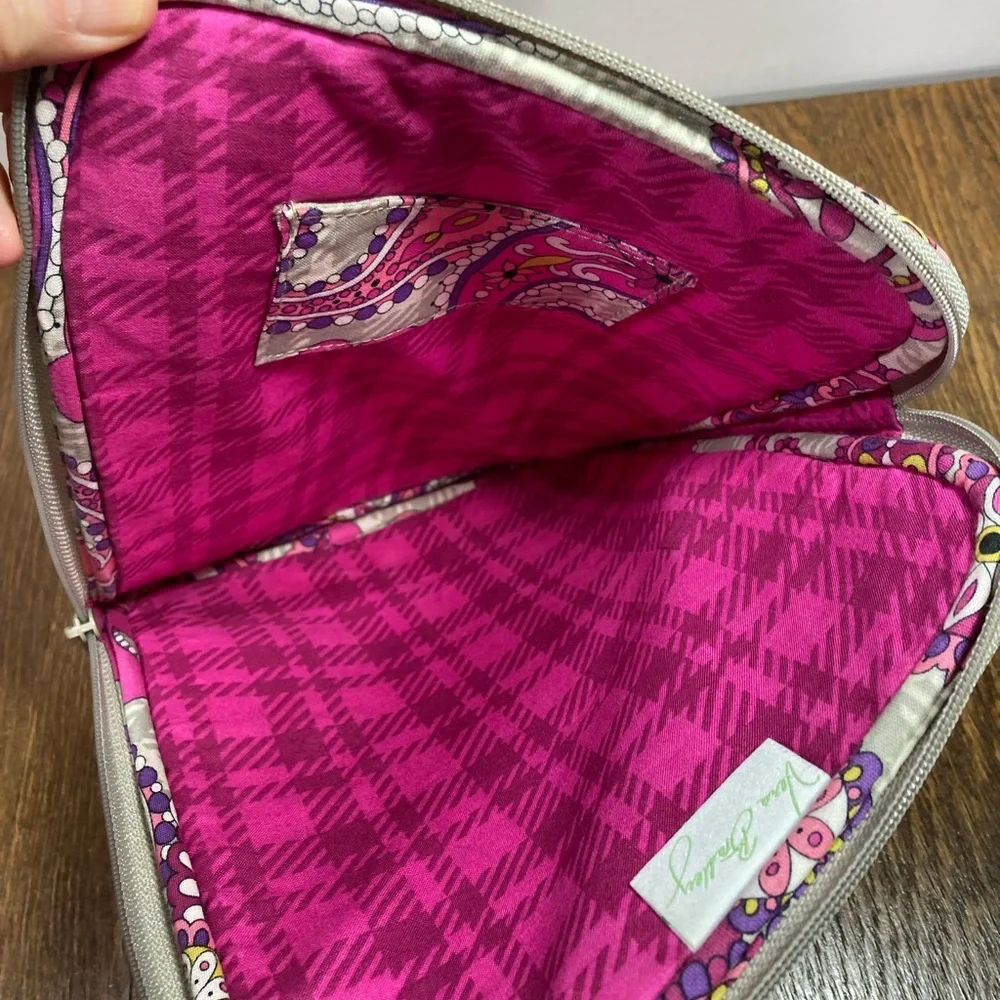 Vera Bradley models 07 comfortably