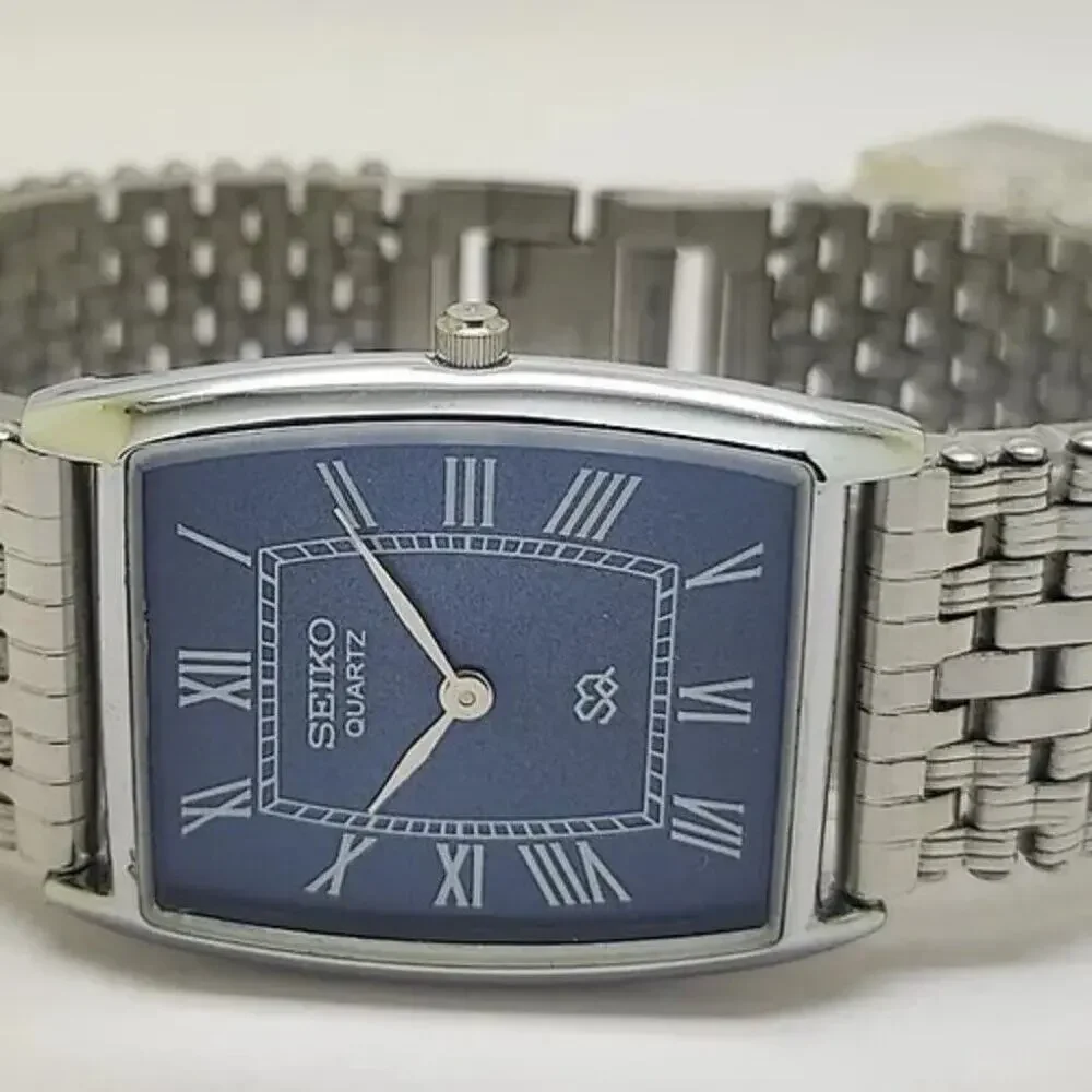 Vintage Style Seiko Quartz Mens Silver Watch & Blue accents W/ Metal Strap
