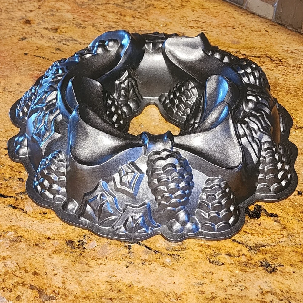 Williams Sonoma Black Holiday Bundt Pan