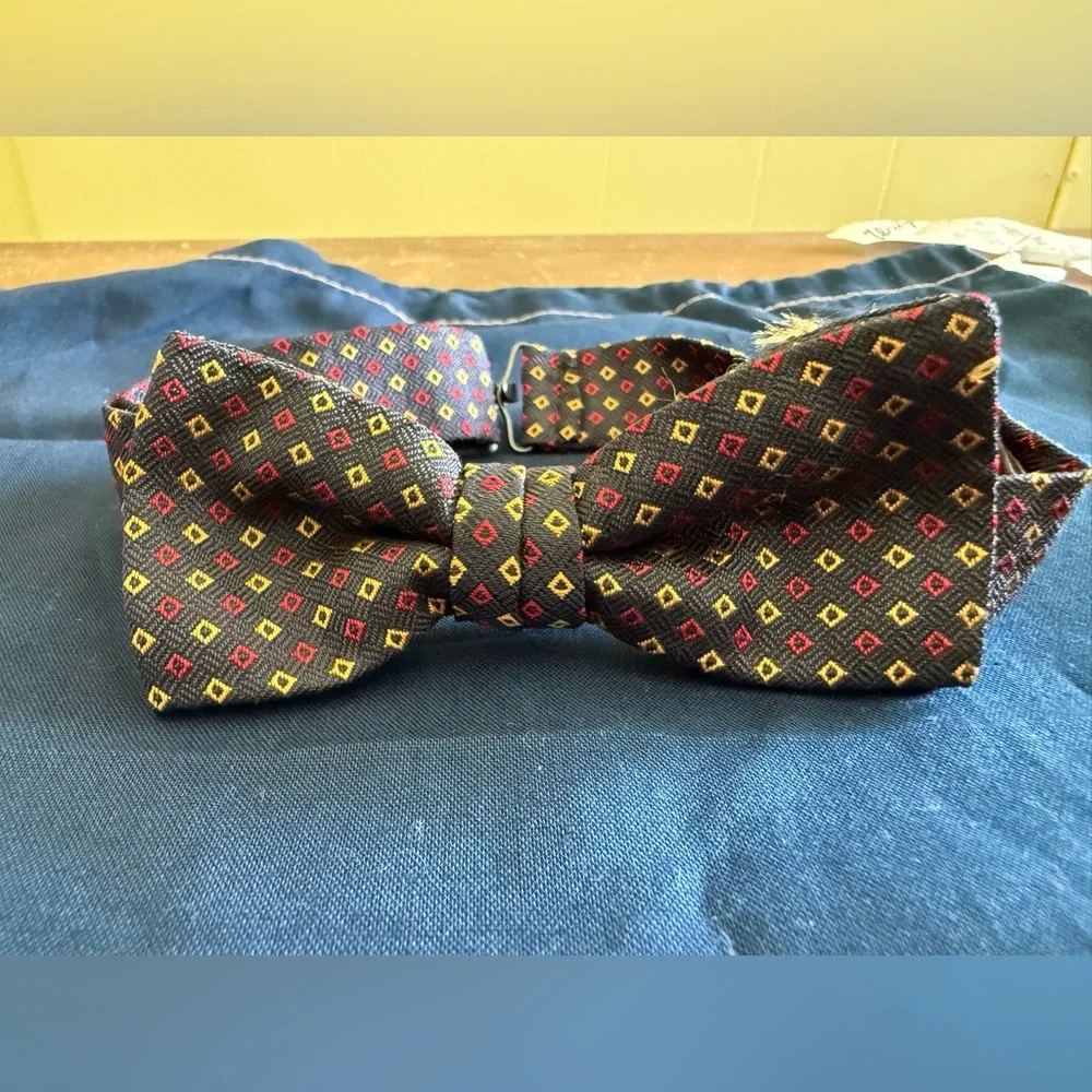 Brooks Brothers- Boys Geometric Patterned Silk Bow Tie, Navy, OneSize EUC