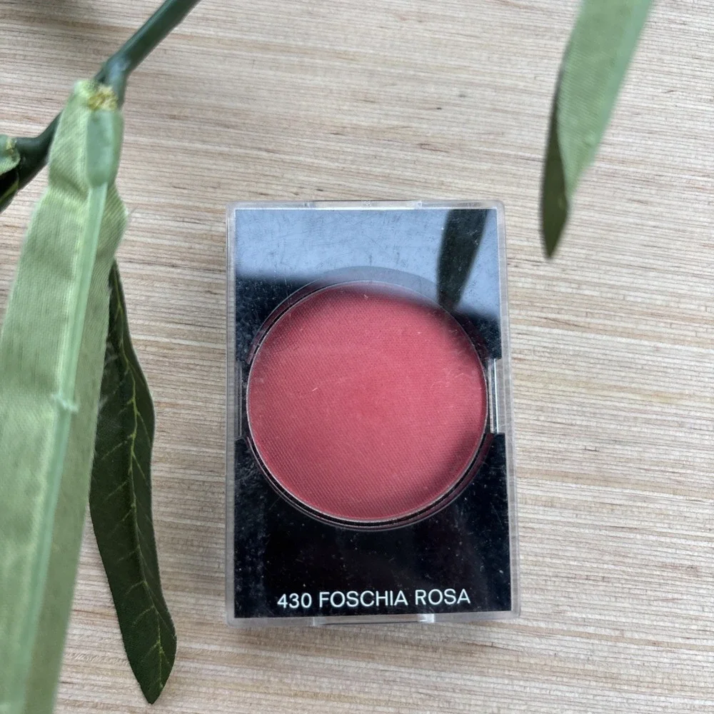 CHANEL blush cosmetic contraste