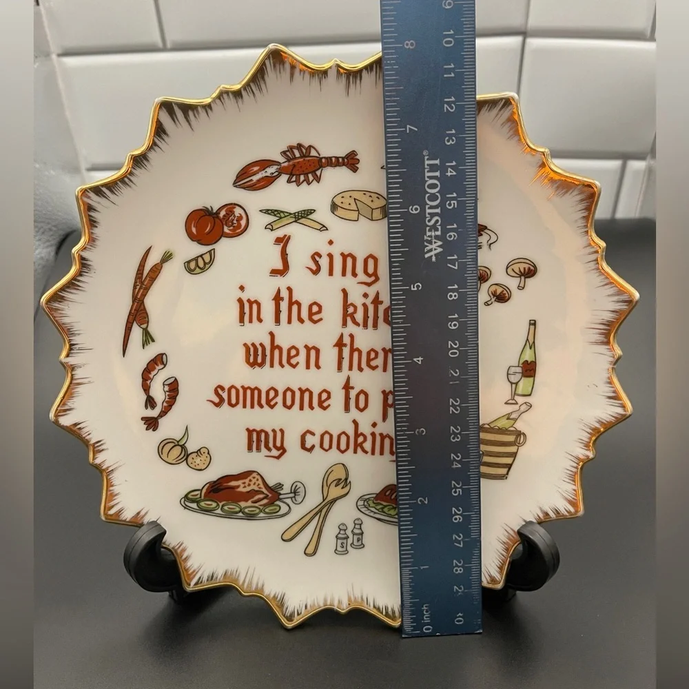 Hanging Plate “I Sing In The Kitchen When There Is Someone To Praise My Cooking”