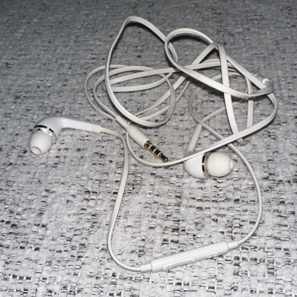 Samsung Classic White Earbud Headphones