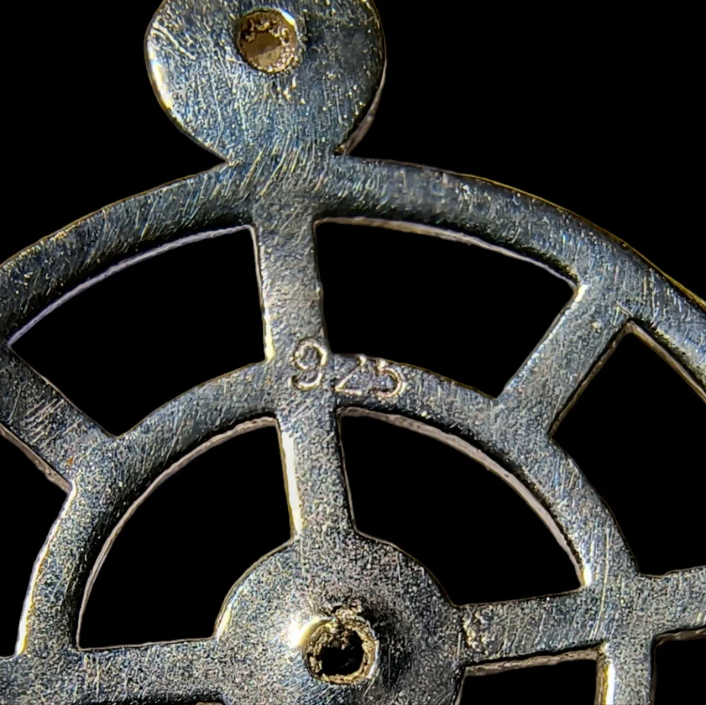 pendant features