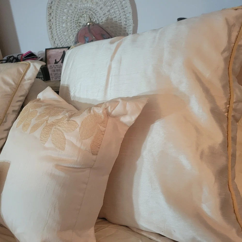 Elegant Cream & Gold Demask Luxury Bedding Set Queen Quilt, 2 Shams, 5 Pillows