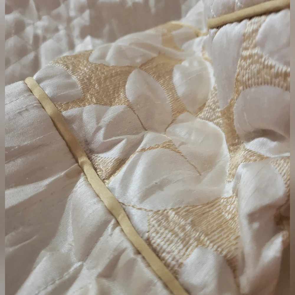 Elegant Cream & Gold Demask Luxury Bedding Set Queen Quilt, 2 Shams, 5 Pillows
