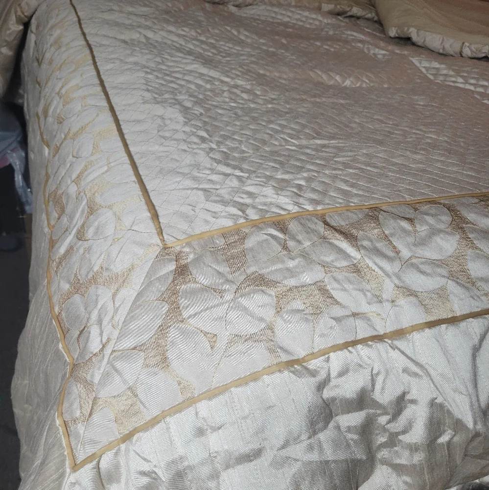 Elegant Cream & Gold Demask Luxury Bedding Set Queen Quilt, 2 Shams, 5 Pillows
