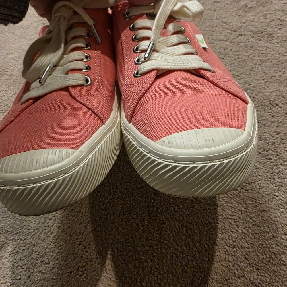 Cariuma tennis shoes