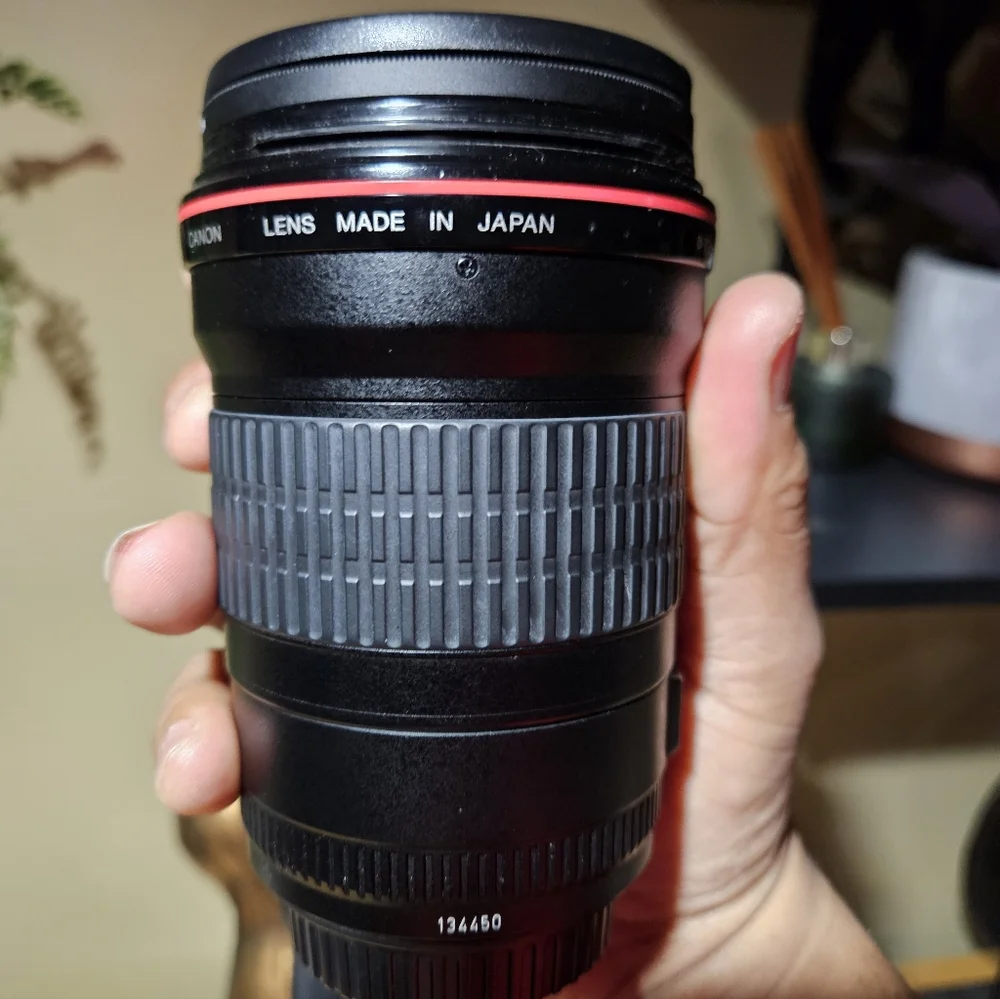 Canon EF 135mm f/2 L USM Telephoto Lens – Excellent Condition w/ Caps & Hood