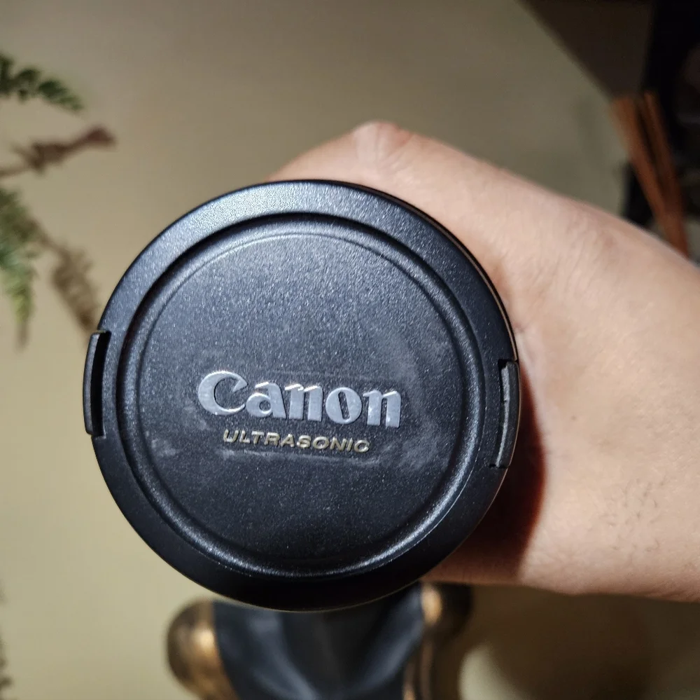 Canon EF 135mm f/2 L USM Telephoto Lens – Excellent Condition w/ Caps & Hood