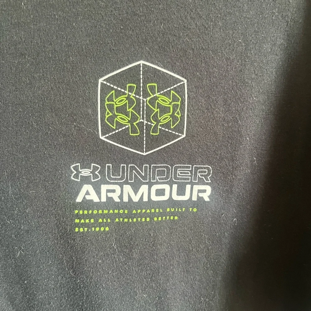 Men’s M Black Under Armour Loose Fit Athletic Casual Tee Shirt