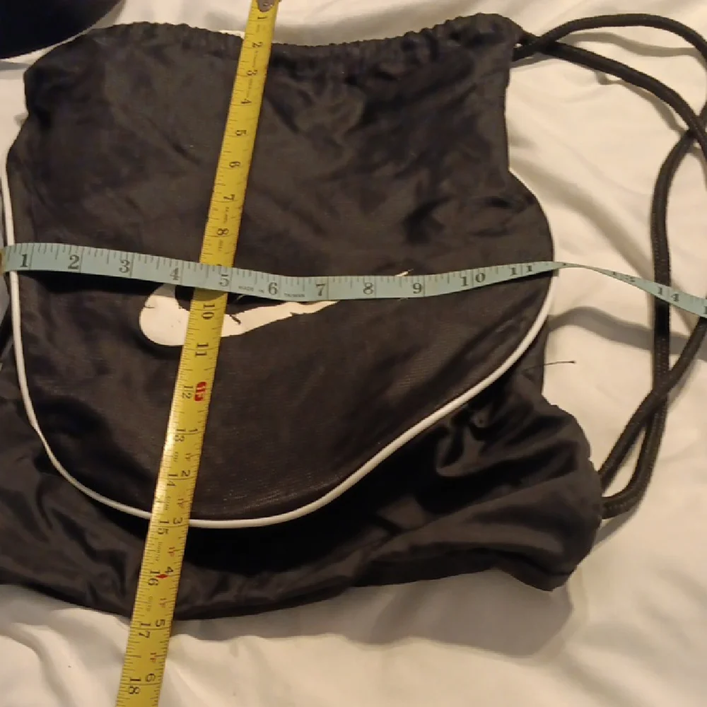 Nike messenger essentials