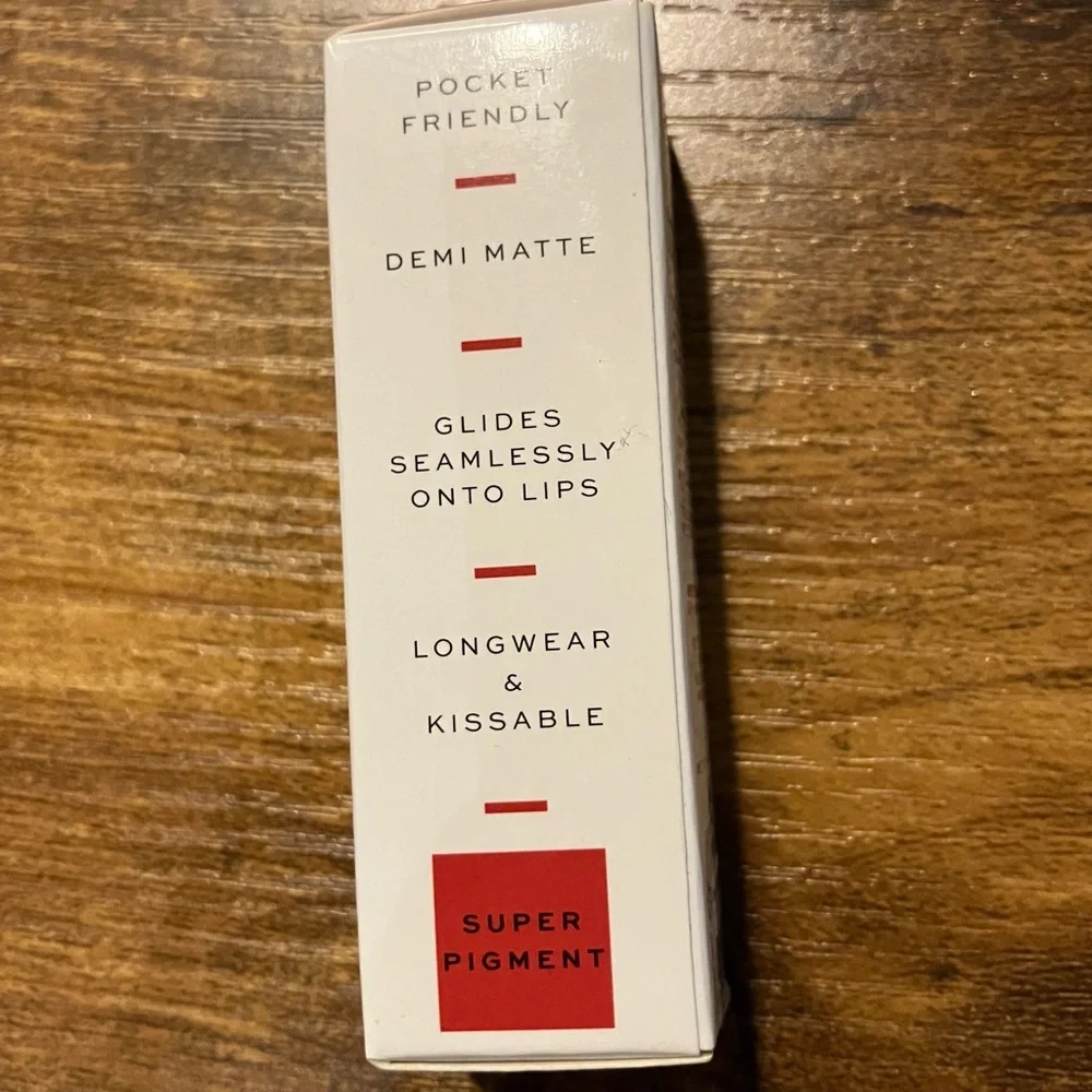 Makeup Revolution red command