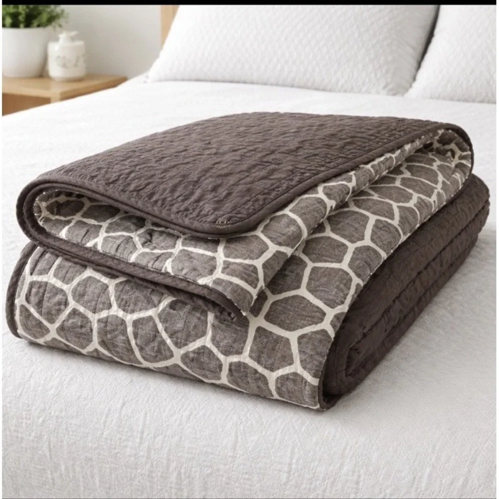 pre-owned! Michael Kors Queen Reversible Quilted Blanket Giraffe Print Brown
