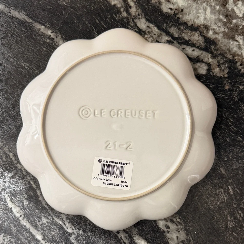 Le Creuset Scalloped Frill Plate NIB!
