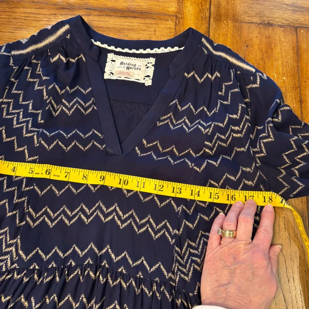 HOLDING HORSES neckline long